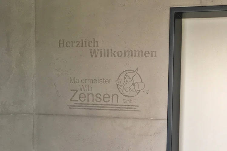 Schablonenschnitt des Zensen Logos, durchgeführt auf einer modernen mit Spachteltechnik erstellen Wand im Eingangsbereich des Malermeisters Zensen aus Euskrichen.