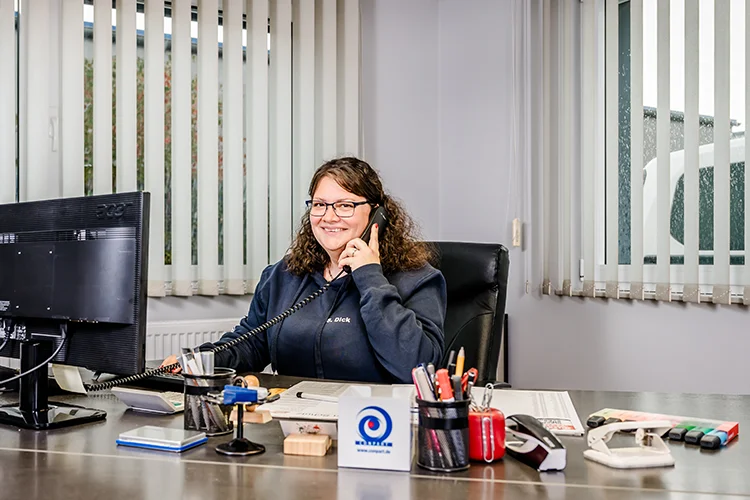 Sabine Dick während eines Kundentelefonats im Büro des Malerbetriebs Zensen in Euskirchen mitten der Eifel.